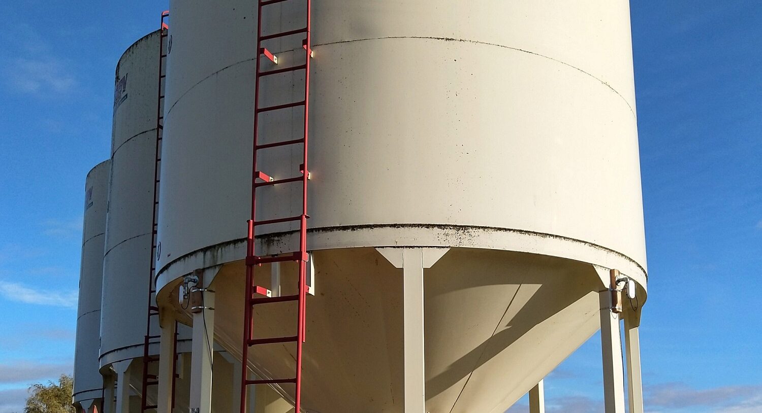 A wireless PtP radio installed on a grain bin